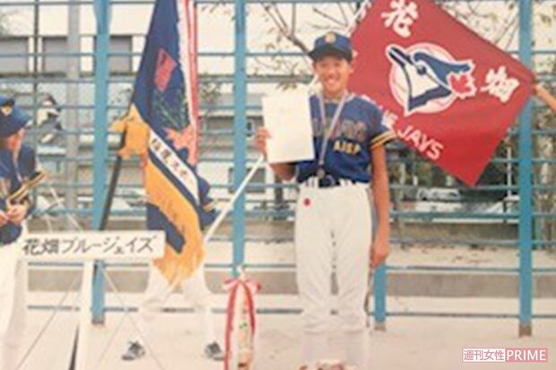 小学3年生のときにソフトボールを始め、花畑ブルージェイズに所属