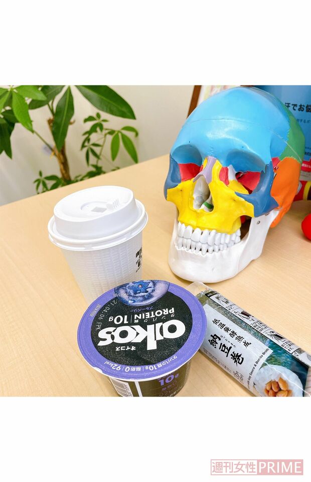 【内野先生の昼食】納豆巻き、高タンパクヨーグルト、コーヒー。昼は時間がないのでコンビニで買えるものですますことが多い。納豆はいわずと知れた健康食！　納豆で大豆をとったのでもう1品は乳製品を。