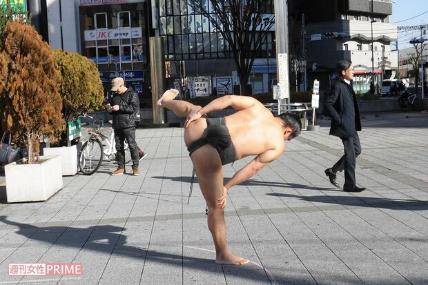 東京・高円寺の路上でパフォーマンスをする、ごっちゃんこさん