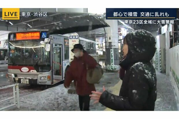 『報道ステーション』に映りこむ、赤いアウターを着た真空ジェシカの川北茂澄（番組公式Xより）