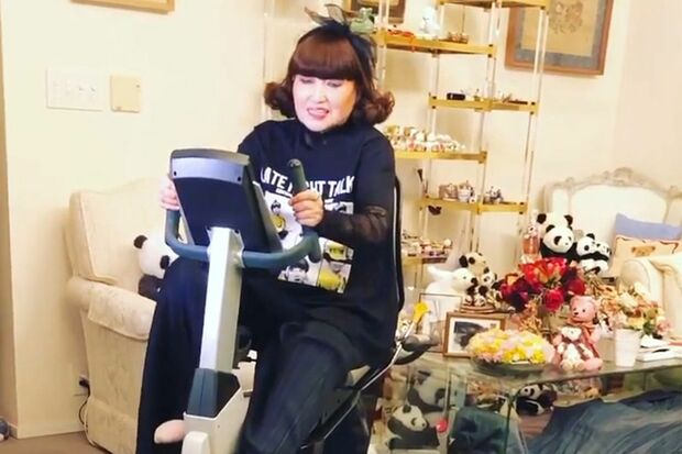 自宅にてエアロバイクを使い健康維持をしている様子の黒柳徹子(本人SNSより)