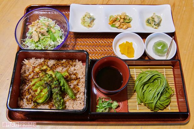 お茶づくし御膳1600円、にしんそば単品1200円。このほか、ほうじ茶で炊いた茶めしや茶粥も絶品だ（撮影／山田智絵）