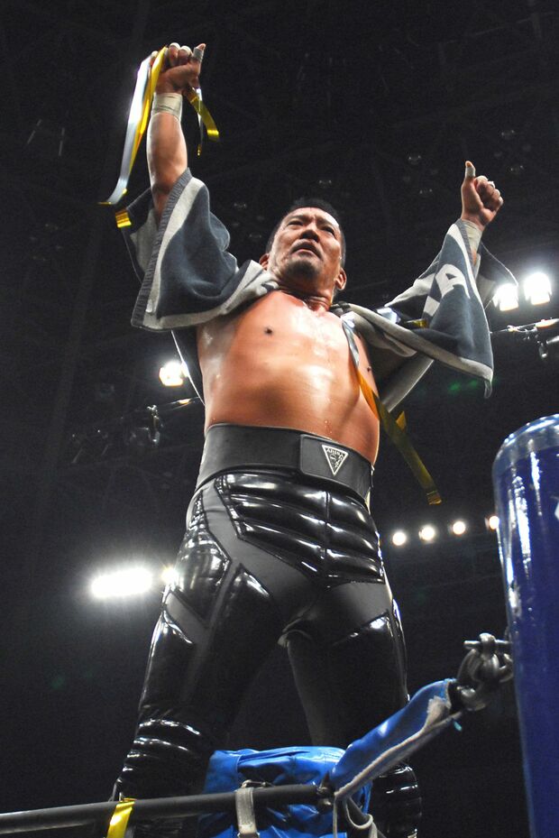 黒で統一されたリングコスチュームでイメージを一新。蝶野のスタイルは、プロレスの枠をストリートカルチャーにまで大きな影響を及ぼした。コーナーポストに上って観客の声援に応える