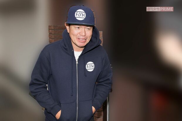 2016年、自宅前で直撃取材を受けるヒロミ