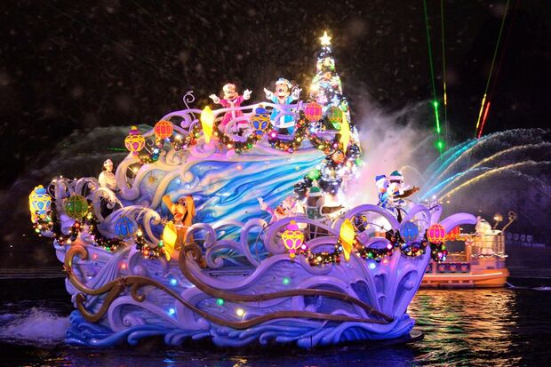 船に乗って登場するミッキーたちは、オーナメントをあしらった新しいコスチュームに。(c)Disney