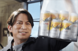 アサヒビールのCMで共演した生田斗真と岡田准一（アサヒグループ公式チャンネルより）