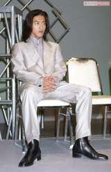 フジテレビ系ドラマ『ギフト』の制作発表で。タレントの中で最初に登壇（1997年3月10日）