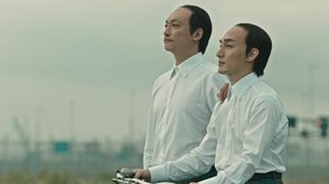 “ミノキ兄弟”を演じる香取慎吾（左）と草なぎ剛（右）