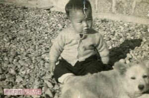 愛知県豊橋市出身。小学生時代は合唱部に所属し、出場した子どもののど自慢番組『どんぐり音楽会』で優勝する