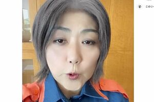 台風被害視察のため防災服を着て自撮りする田久保眞紀市長（公式インスタグラムより）