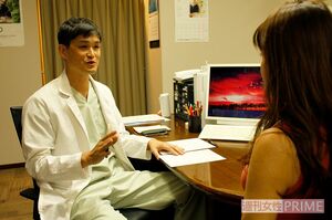 呂秀彦医師から丁寧なカウンセリングを受ける