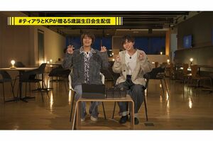 生配信で両手を“3”に。もともとの“6人組”を示したと話題に（YouTubeより）