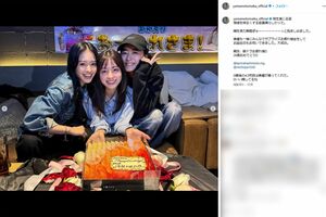 橋本環奈の朝ドラクランクアップと誕生日を祝った、山本舞香とみちょぱこと池田美優(山本舞香のインスタグラムより)