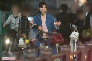 上着を手に送迎の車に乗り込む黒木瞳