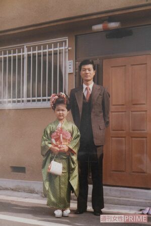 焼け跡から見つかった家族の思い出写真。中には一部焼けているものも