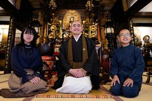 新潮社のウェブマガジン『考える人』での連載をまとめた『住職はシングルファザー』を9月に上梓した池口さんと2人の子 写真提供/新潮社