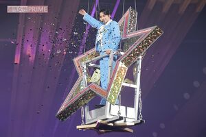 星に乗った中島がフライングしながら、自らの手でキラキラ輝く星を降らせた中島健人。『JUST KENTY☆』などを熱唱