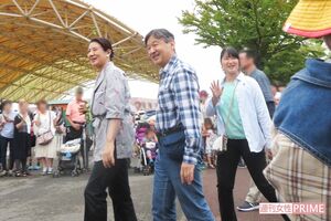 8月29日の夕方ごろ、ご一家をひと目見ようと園内にいた約100人が集まり列を作った