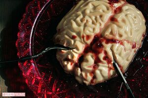 脳みそパンナコッタ あまりのリアルさに、切り分けながらつい身震いしてしまうかも!?　作るのも難易度高めかと思いきや、材料を混ぜて冷やすだけと、初心者でも簡単に作れちゃうインパクト大なスイーツです　『可愛くって ホラーで 美味しい！　キモめし』より