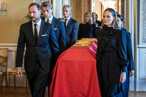 ノルウエーのハーラル5世の棺が王宮礼拝堂へと移される様子。右はアレクサンドラ王女(写真/共同通信)