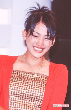 綾瀬はるか。受賞発表の場では泣き顔も（'00年撮影）