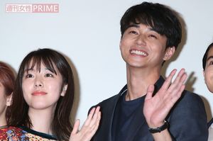 映画『寝ても覚めても』舞台挨拶での唐田えりかと東出昌大（2019年8月）