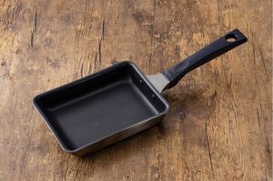 「卵焼きが上手に作れ、少人数分の調理も簡単。熱が伝わりやすく時短にも」(藤井先生)。ウルシヤマ金属工業のものを愛用