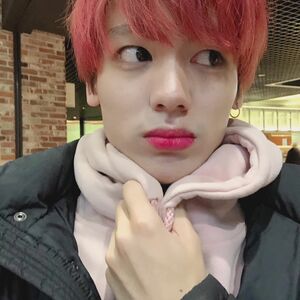 音楽番組の収録に入るためには常に待たされるので、暇すぎて韓国人寄りのメイクをしてました