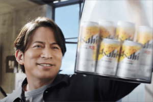 アサヒビールのCMで共演した生田斗真と岡田准一(アサヒグループ公式チャンネルより)