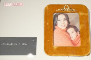 若かりし頃のデヴィ夫人と娘・カリナさん（2020年『デヴィ・スカルノ展』より）