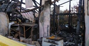  全焼した叶野宅の一角。柱は無残に黒く焦げ、屋根までなくなってしまっている部分も