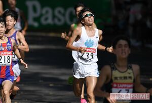 予選会で力走する川瀬選手（中央）