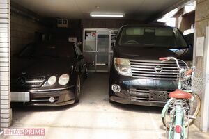 大阪市東住吉区のマンション住民用駐輪場には今も宮崎容疑者の車が２台あって