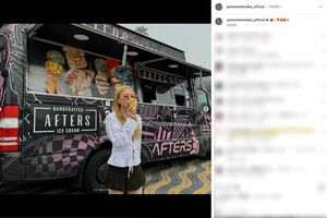 10月11日、これまでの暗めの髪色から一変し、派手な金髪に変貌した姿を披露した山本舞香(本人のインスタグラムより)