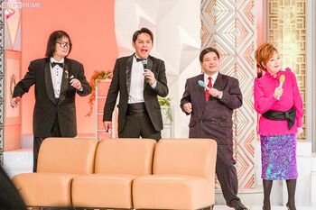 総合司会はなんと芳村真理!　今にも踊り出しそうな軽やかなポージングの4人　撮影／矢島泰輔