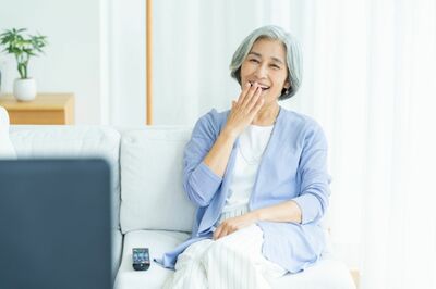 テレビを見ながら独り言を言うのも脳にはいい。周囲を気にしつつやってみよう ※写真はイメージです