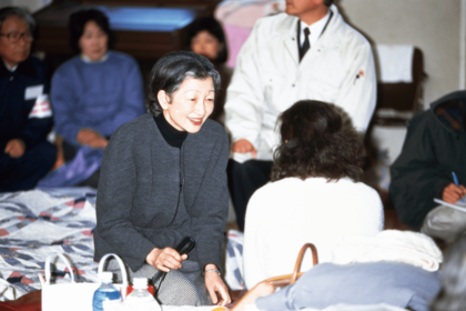 '95年に発生した阪神・淡路大震災で被災した方をお見舞いする美智子さま