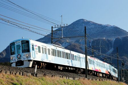秩父の名峰・武甲山に見守られ、沿線の景色を楽しみつつ進むレストラン列車