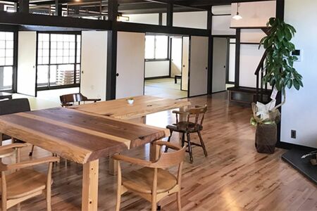 温かい木のぬくもりがあり、吹き抜けで天井も高く、とても開放感のあるリビング