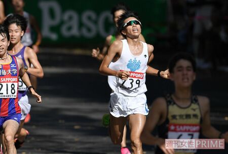 予選会で力走する川瀬選手（中央）