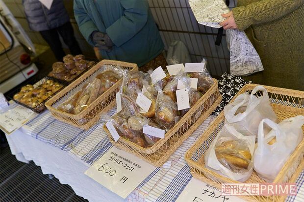 4～5店舗のパンが並び、人気ベーカリーの味をいろいろ楽しめる。枝元さんレシピのマフィンも好評　撮影／伊藤和幸