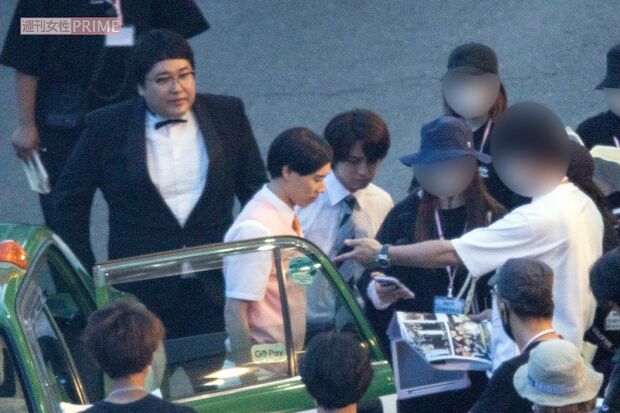 タクシーに乗り込むシーンは、本物の写真を見て何度も確認