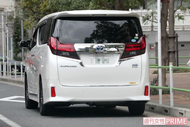 事務所の車で仕事に向かう二宮和也