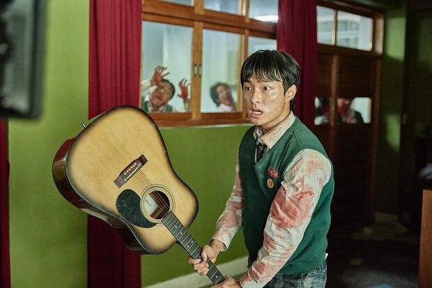 血の赤色と制服の緑のコントラストも緊張感を増幅！　Netflixシリーズ『今、私たちの学校は…』独占配信中