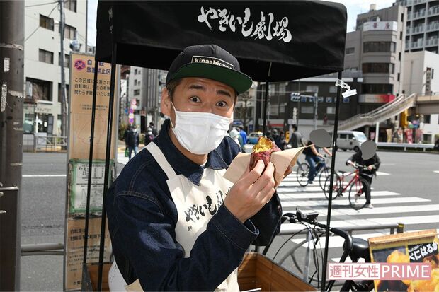 自作の焼き芋を手に持ってカメラに応えるやまもとまさみ