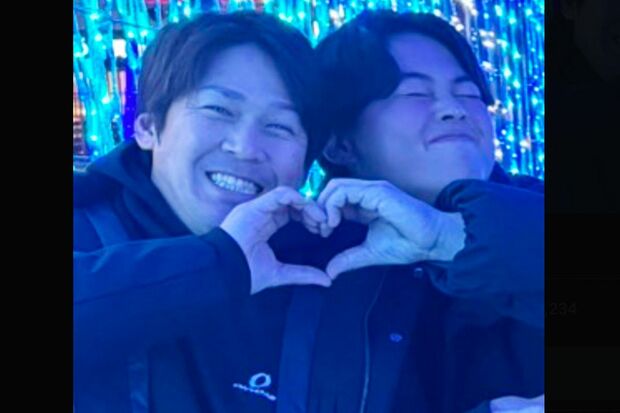 巨人・甲斐拓也との“ラブラブ”ショットを公開した山瀬慎之介（公式Xより）