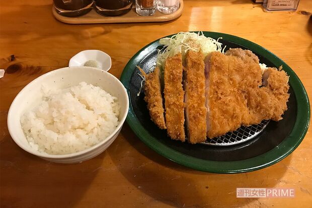 一宮町の人気とんかつ店の「極上ロースかつ定食」。カノア選手の好物で味噌汁もつく