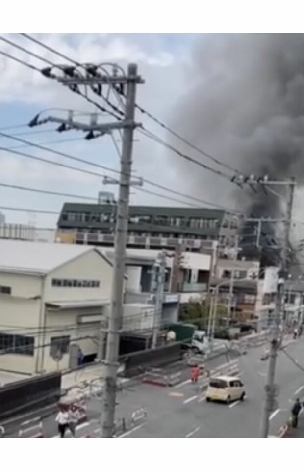 自宅アパートからは黒い煙が（読者提供）