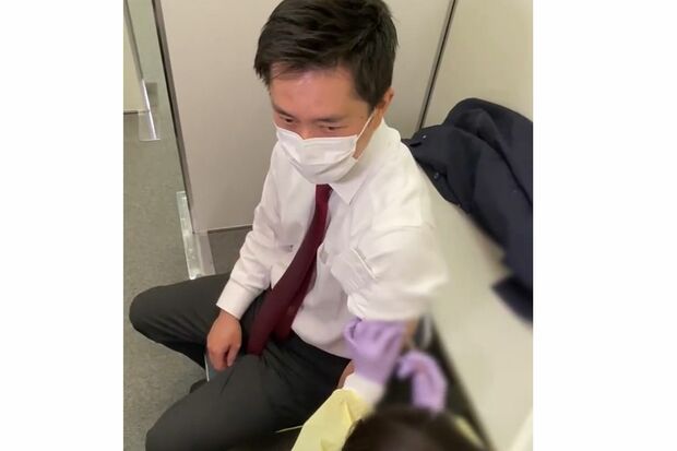 新型コロナウイルスのワクチンを接種したことを報告する吉村洋文大阪府知事