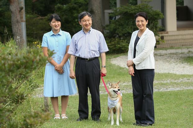 8月25日、皇太子ご一家としては初となる那須御用邸内での取材風景。愛犬の「由莉」も一緒